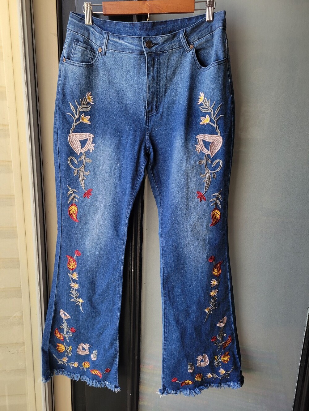 High Waisted Flared Women's Blue Jeans Size XXL Embroidered Flowers Raw Hem - Picture 2 of 10